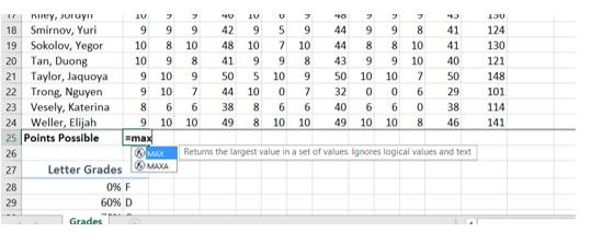 “=MAX” en B25 devuelve el mayor valor en un conjunto de valores para “Puntos Posibles”. Ignora los valores lógicos y al texto.