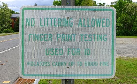 A sign that warns of a 1000 dollar fine for littering