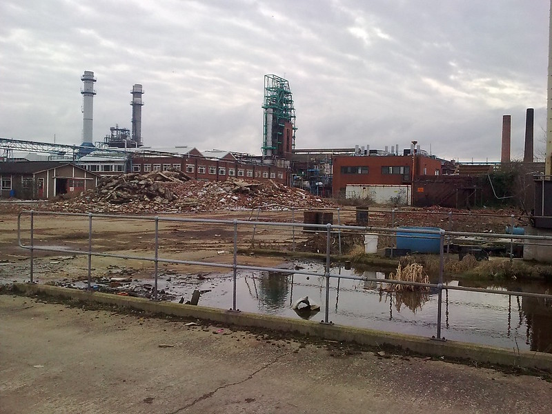 Une friche industrielle dévastée était autrefois une installation industrielle aujourd'hui en mauvais état.