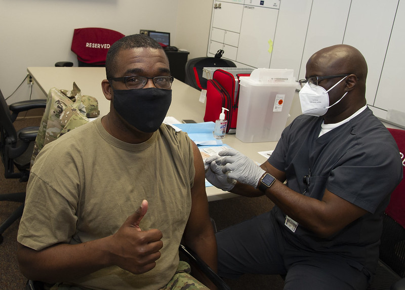 Un homme se fait vacciner contre la COVID-19 à la base militaire de la clinique Vac à TX.jpg