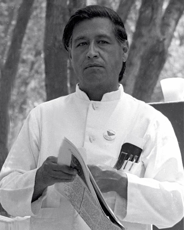 César Chavez tenant un journal