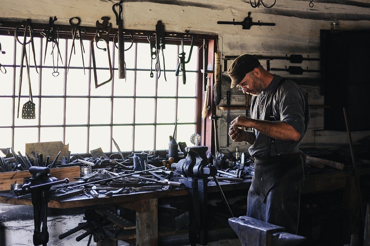 Ouvrier qualifié, artisan travaillant avec ses outils