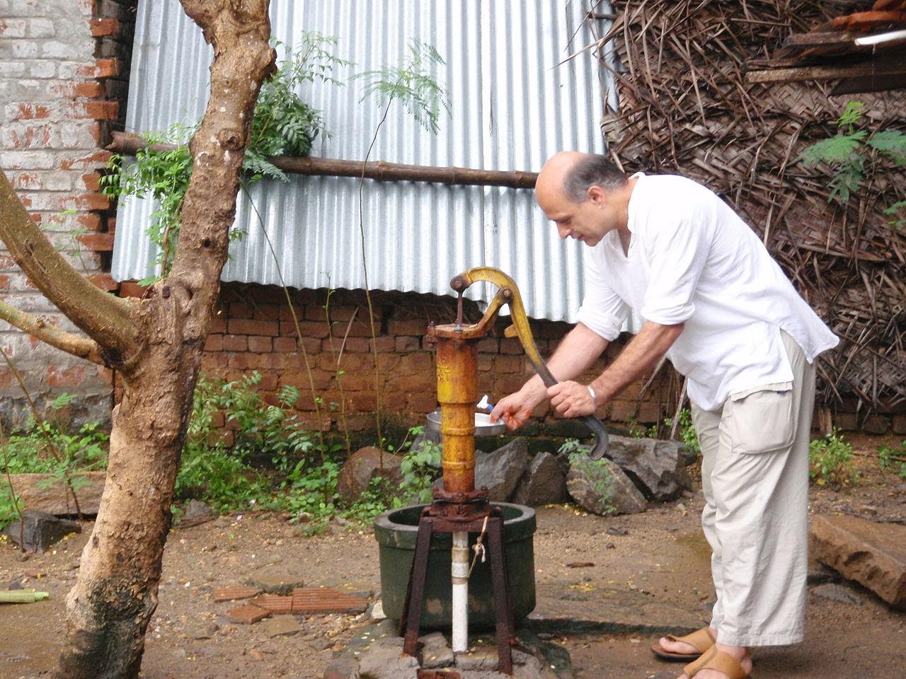 Bomba de agua manual en India