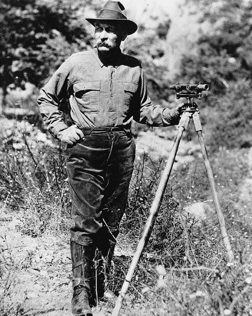 Retrato fotográfico de William Mulholland con el alcance de un topógrafo en un trípode por las Bibliotecas de la Universidad del Sur de California y la Sociedad Histórica de California está licenciado bajo CC BY 3.0