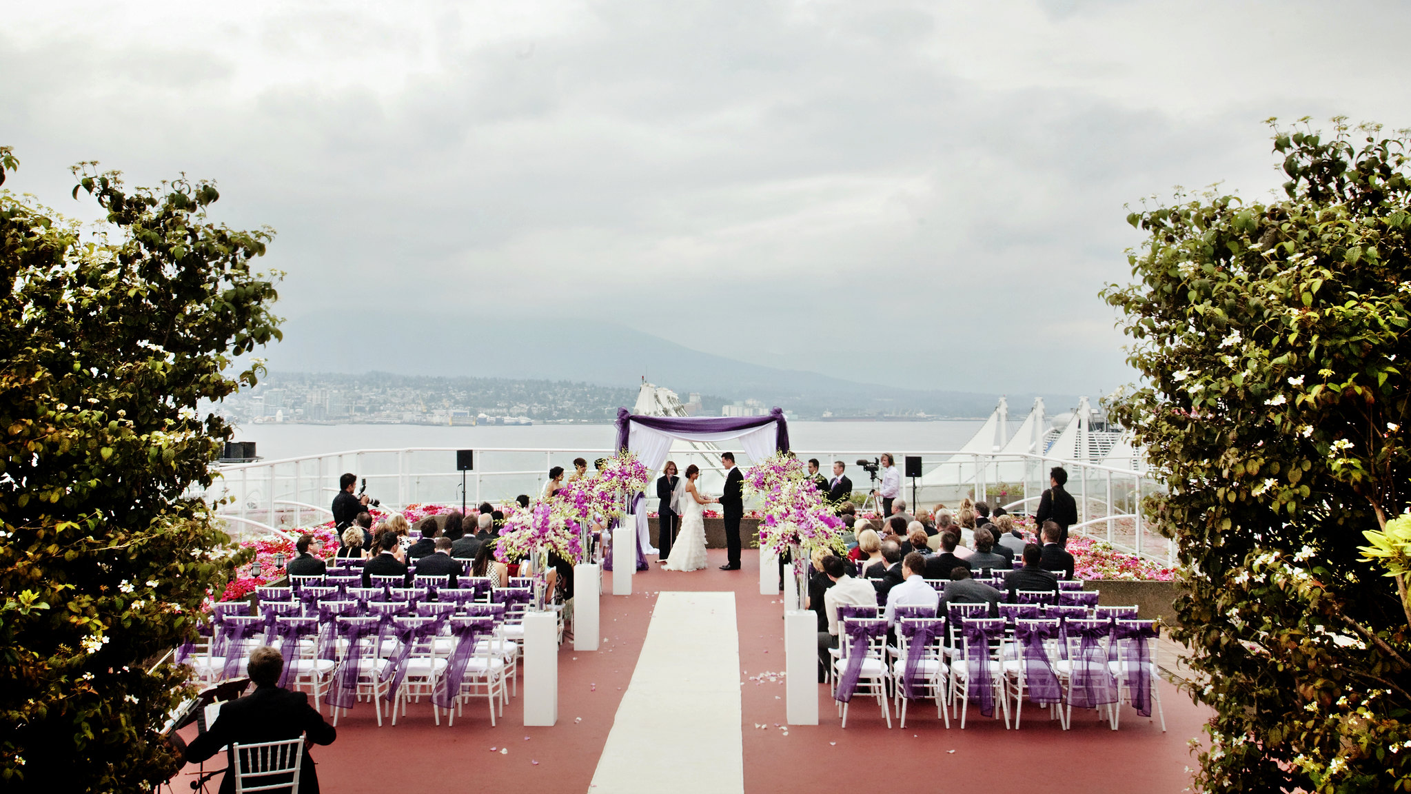 Una boda en la azotea. El océano es visible en la distancia.