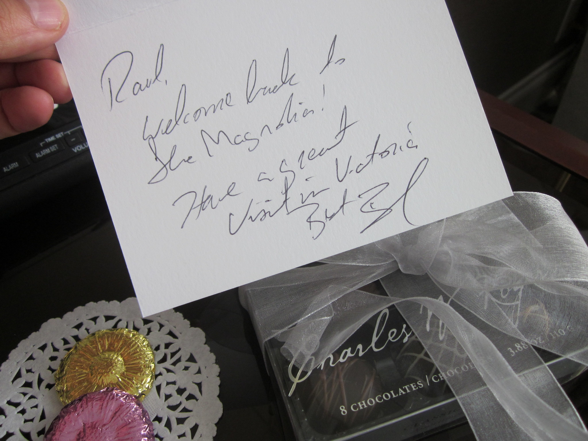Una nota dice: “Raúl, ¡Bienvenido de nuevo a La Magnolia! Que tengas una gran visita en Victoria.”