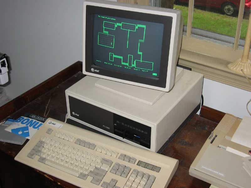 Una computadora gruesa con una pantalla en negro y verde.