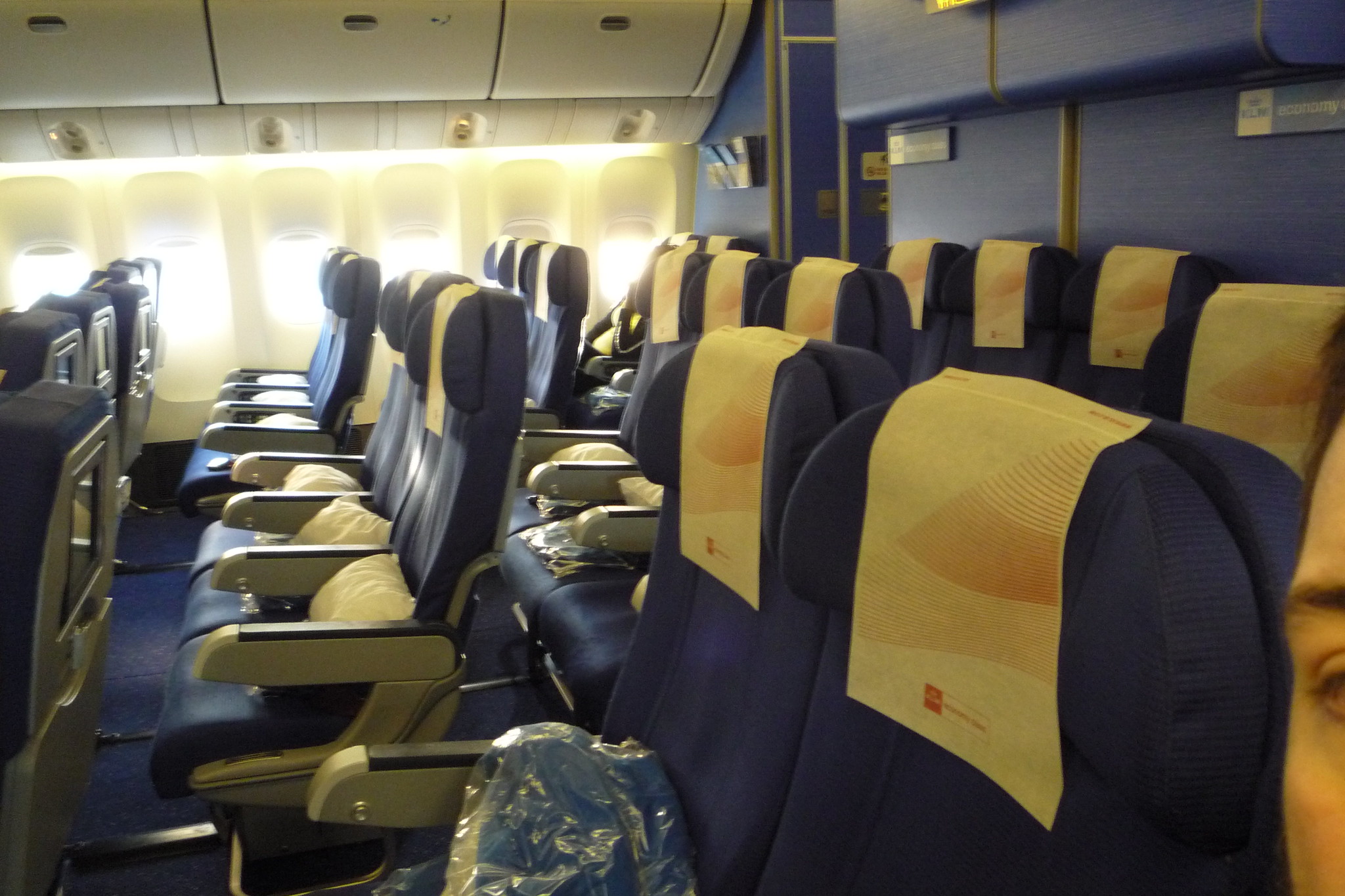 Filas y filas de asientos vacíos de avión.