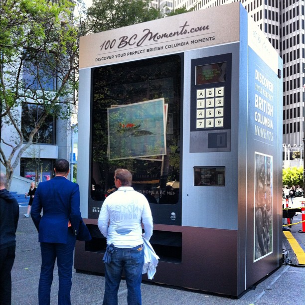 Una máquina expendedora de 20 pies de altura invita a los usuarios a “descubrir sus momentos perfectos en Columbia Británica”.