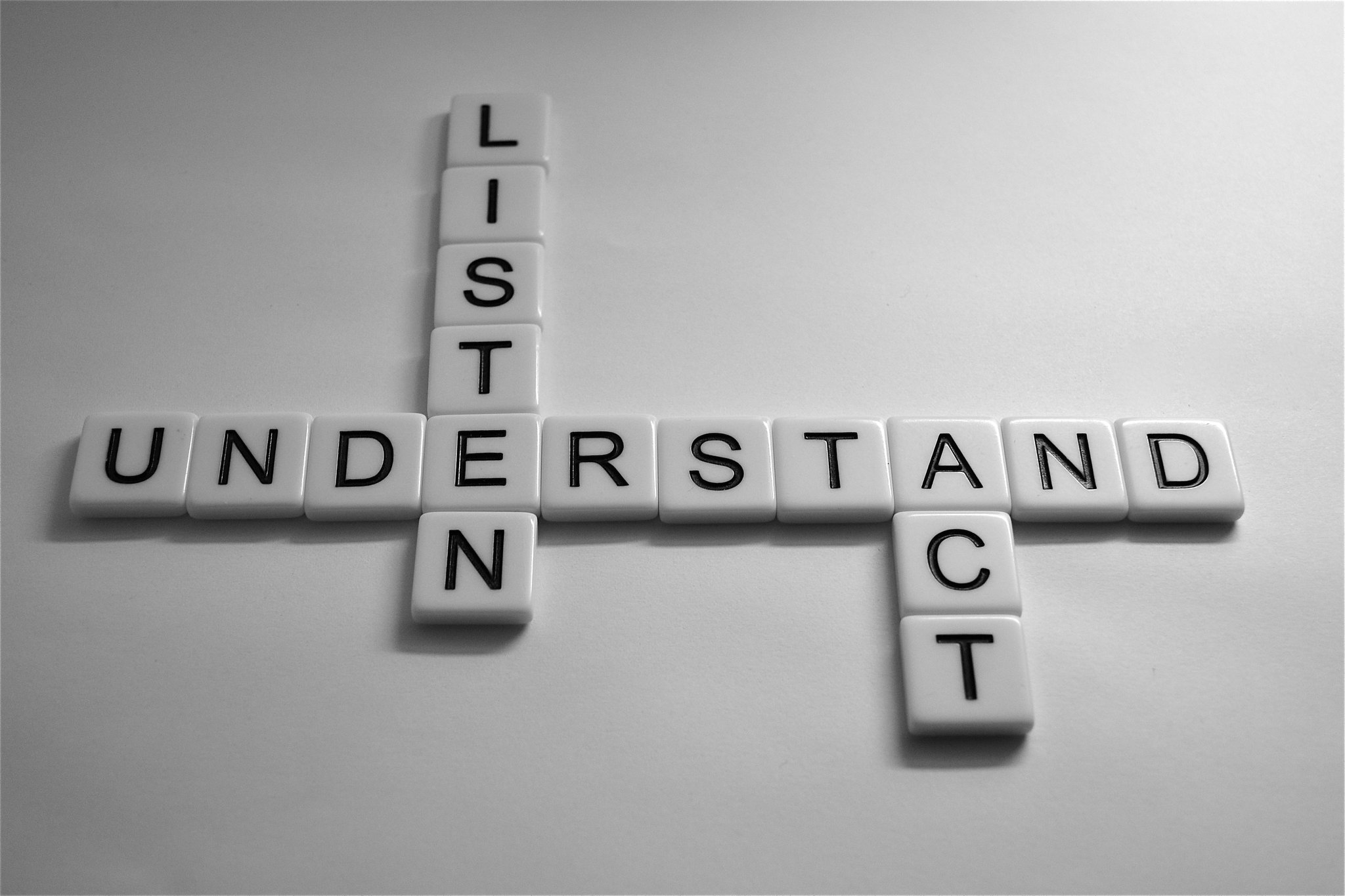 Azulejos deletrear “entender, escuchar, actuar”.